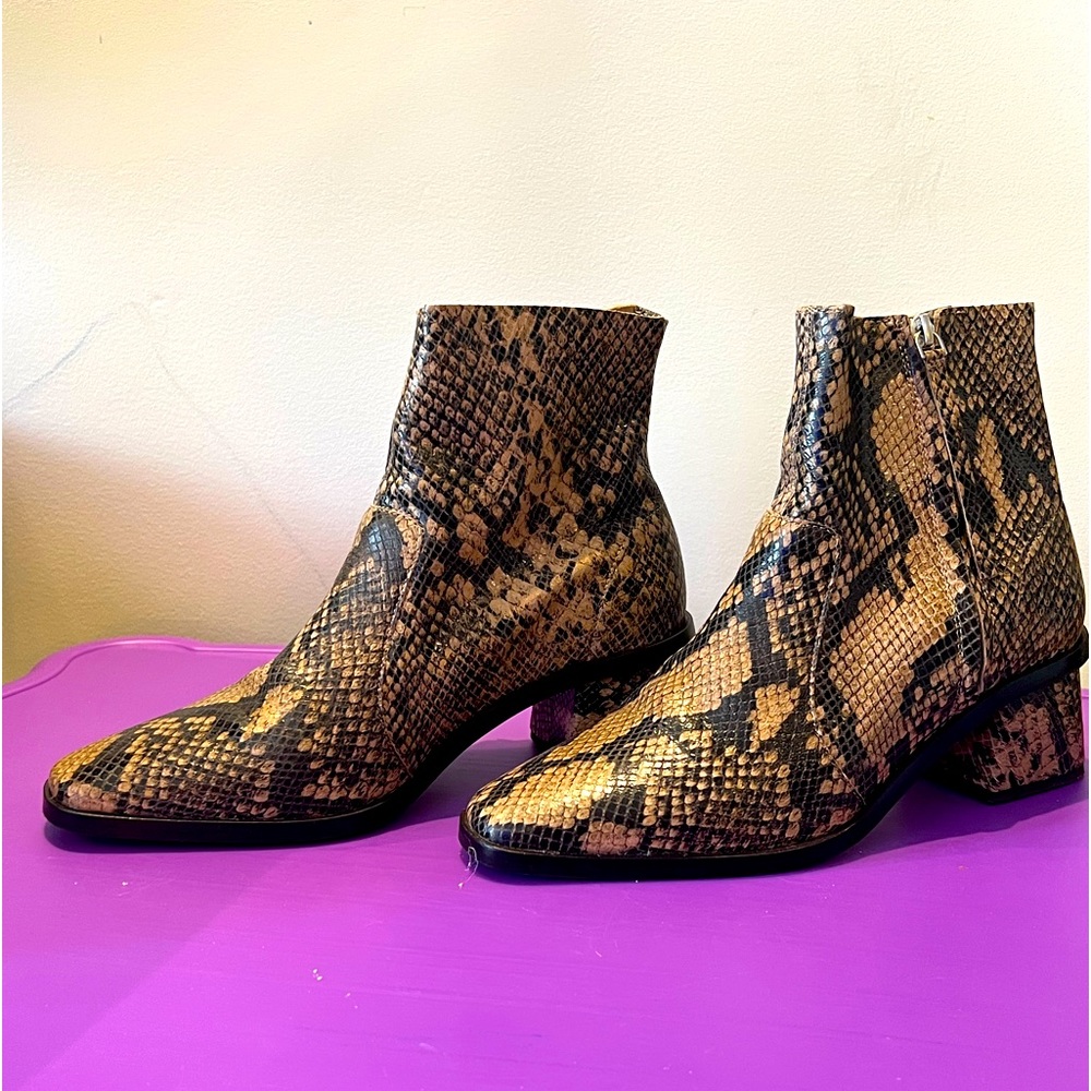 Top shop leather boots .
